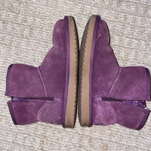 Koolaburra by Ugg purple size 1 boots
Zipper on inside and satin bow on outside. - Picture 4 of 10